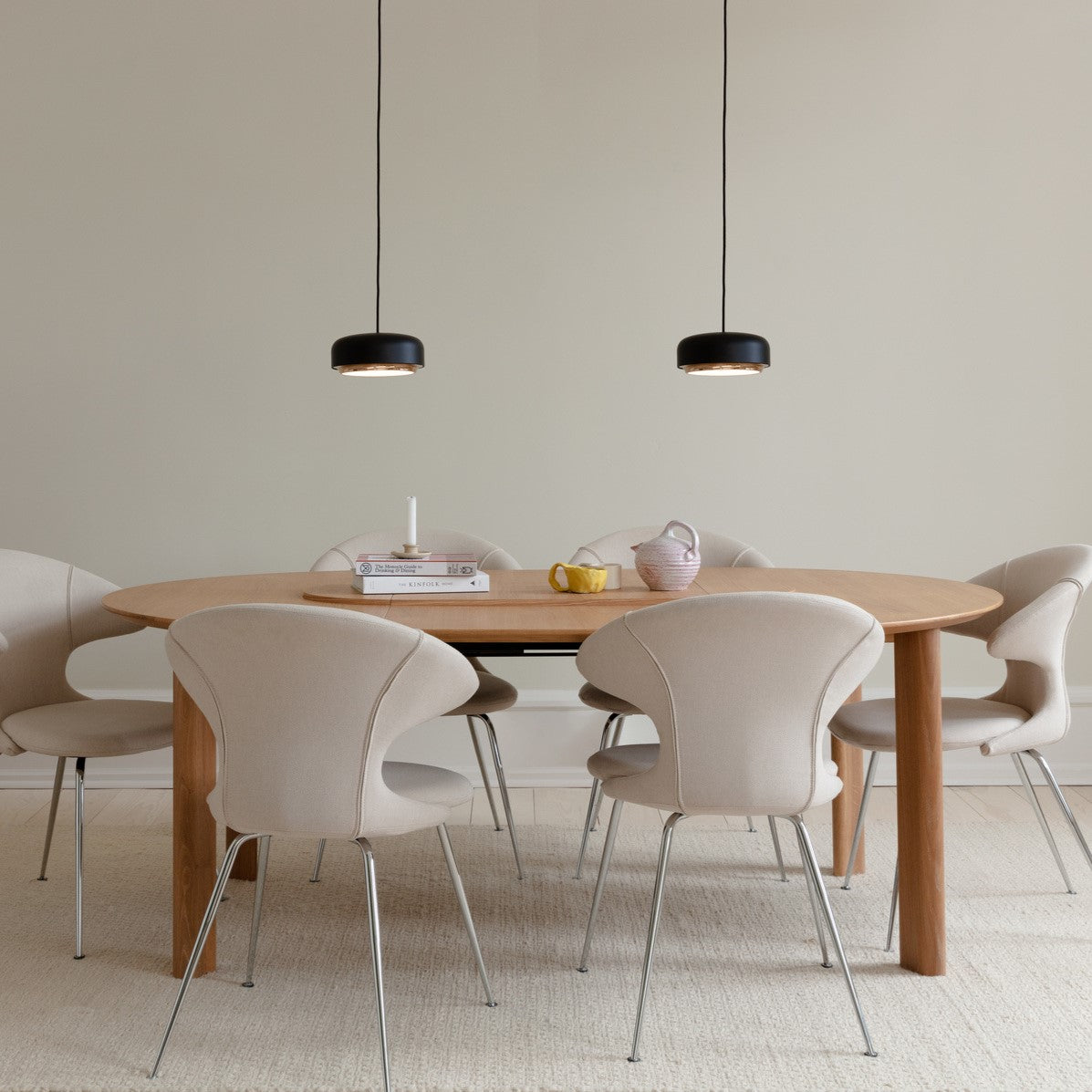 Stilvolle Hazel Medium Pendellampe in Weiß von Umage, perfekt für zeitgemäße Innenräume und gemütliche Lichtakzente.