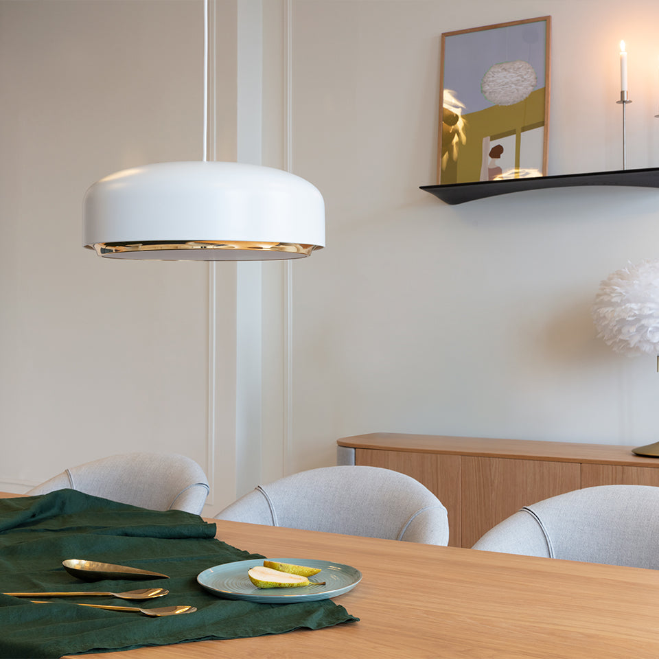 Elegante Hazel Medium Pendellampe in Weiß von Umage, ideal für stilvolle Beleuchtung in modernen Wohnräumen.