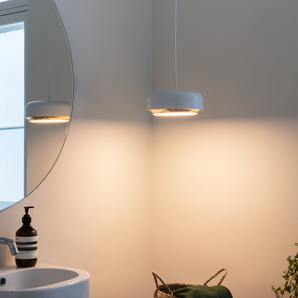 Stilvolle Hazel Medium Pendellampe in Weiß von Umage, perfekt für eine gemütliche Atmosphäre in jedem Raum und als Blickfang über Esstischen.