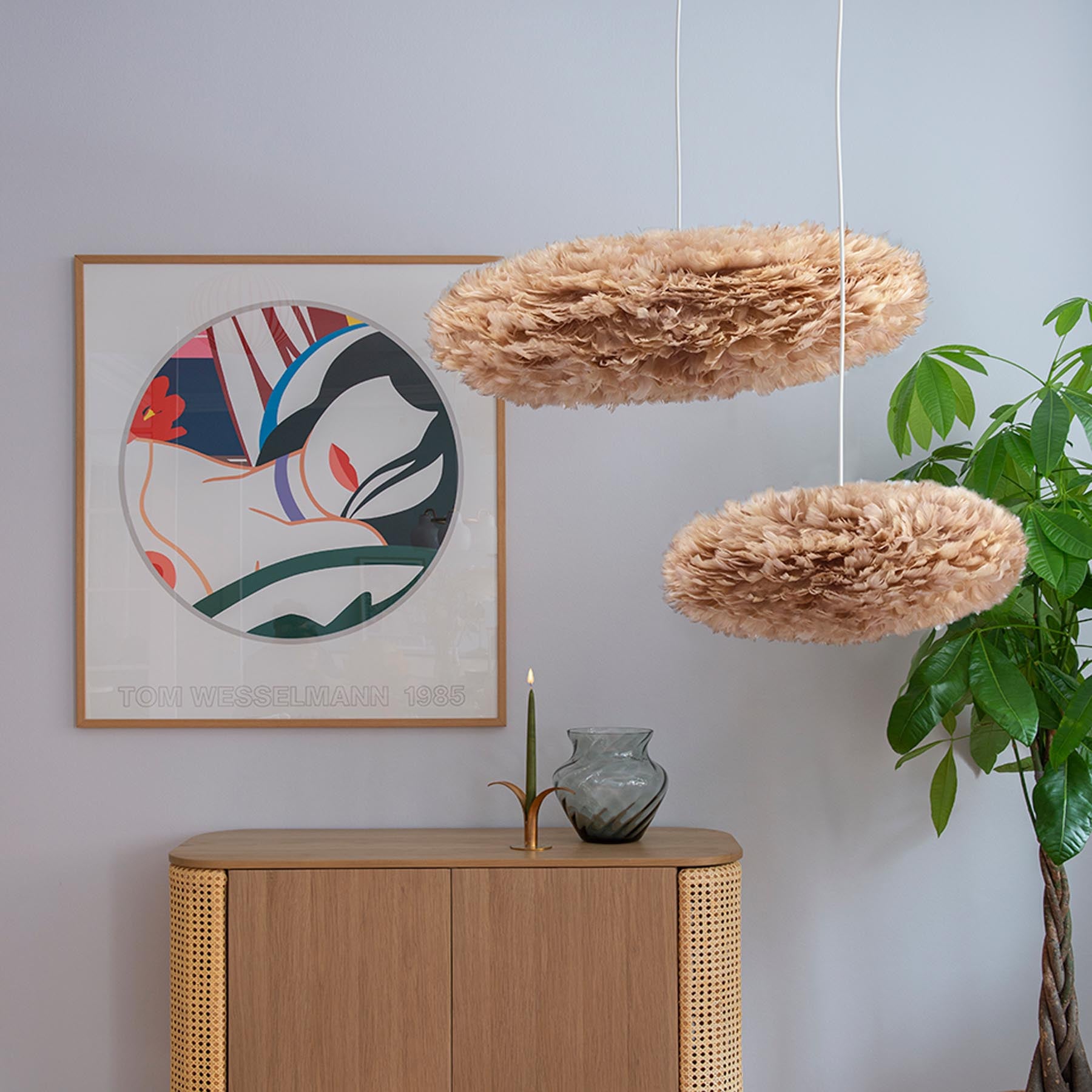 Moderne Pendelleuchte Eos Esther von Umage in reinem Weiß, perfekt für eine stilvolle Raumgestaltung und stimmungsvolle Beleuchtung.