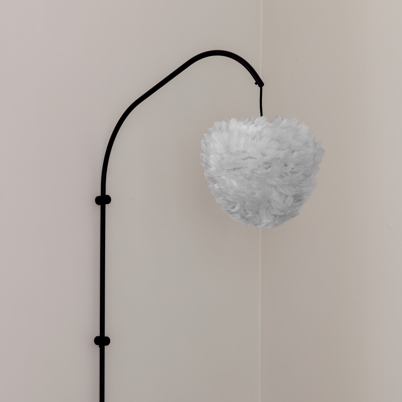 Elegante Pendelleuchte Eos Evia in zartem Hellgrau von Umage, ideal für stilvolle Akzente und einladendes Licht in jedem Raum.