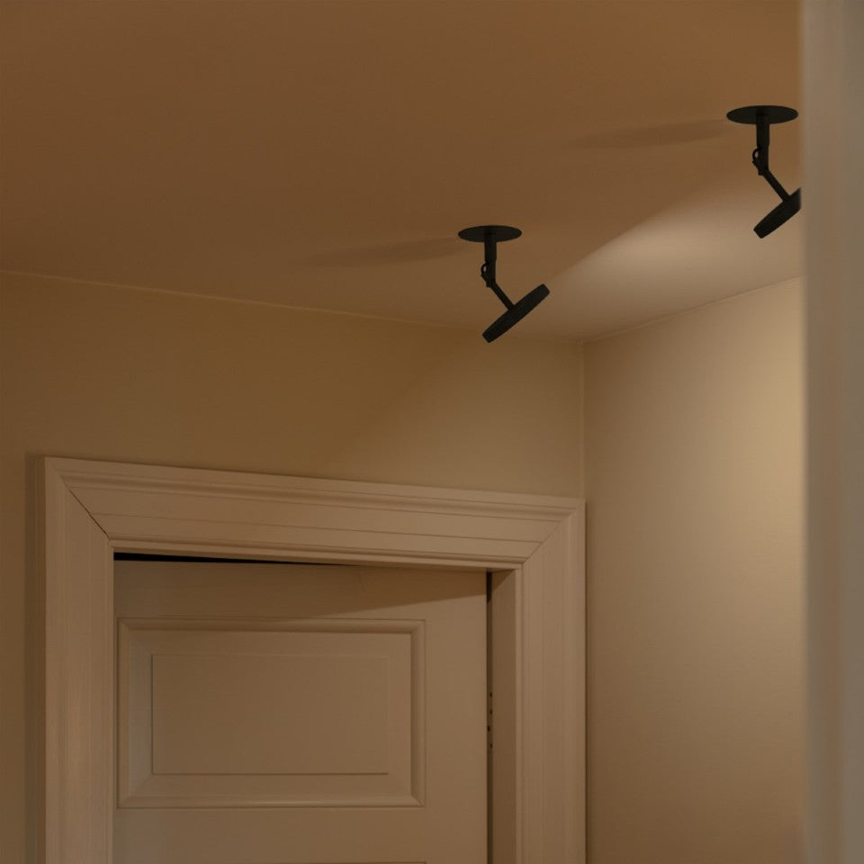 Moderne Asteria Spot Wandleuchte in Schwarz, perfekt für stimmungsvolle Lichtakzente und zeitgemäße Raumgestaltung.