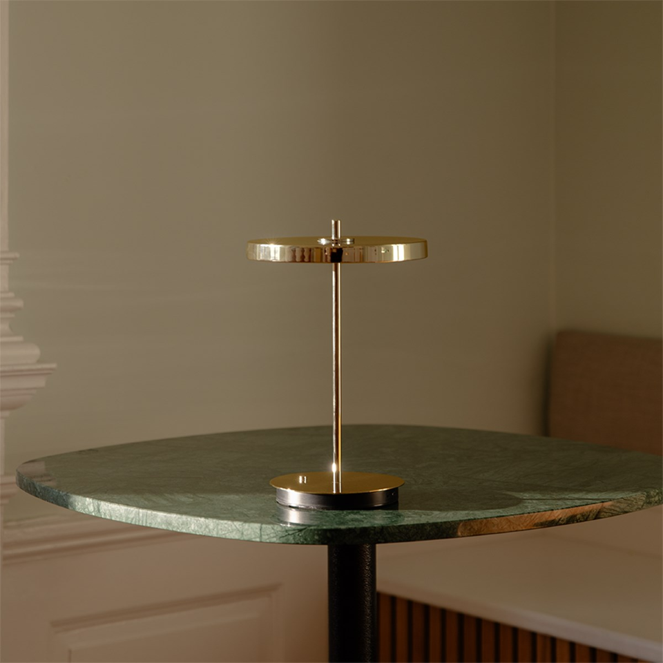 Asteria Move Tischleuchte in Polished Brass präsentiert im Onlineshop von KAQTU Design AG. Tischleuchte ist von Umage
