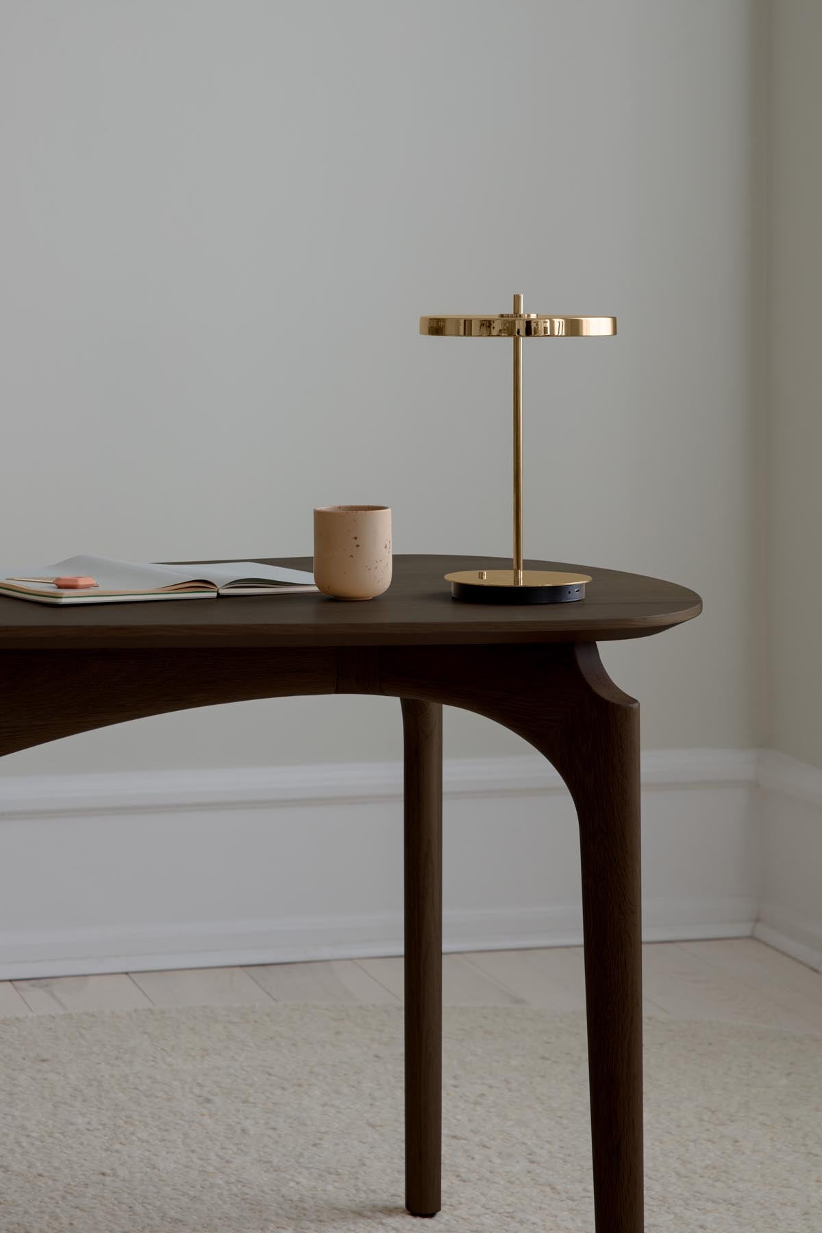 Asteria Move Tischleuchte in Polished Brass präsentiert im Onlineshop von KAQTU Design AG. Tischleuchte ist von Umage