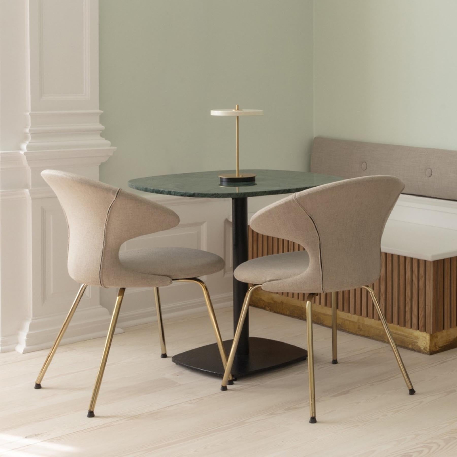 Elegante Asteria Move Tischleuchte in Perlweiß, ideal für stimmungsvolle Beleuchtung und modernes Design in jedem Raum.