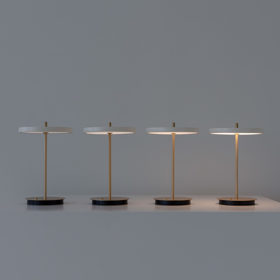 Elegante Asteria Move Tischleuchte in Perlweiß, ideal für stimmungsvolle Beleuchtung und modernes Design in jedem Raum.