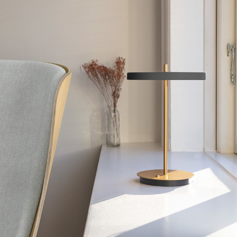 Elegante Asteria Move Tischleuchte in Anthrazitgrau, ideal für stimmungsvolle Beleuchtung und zeitgemäße Einrichtung in Wohnräumen.