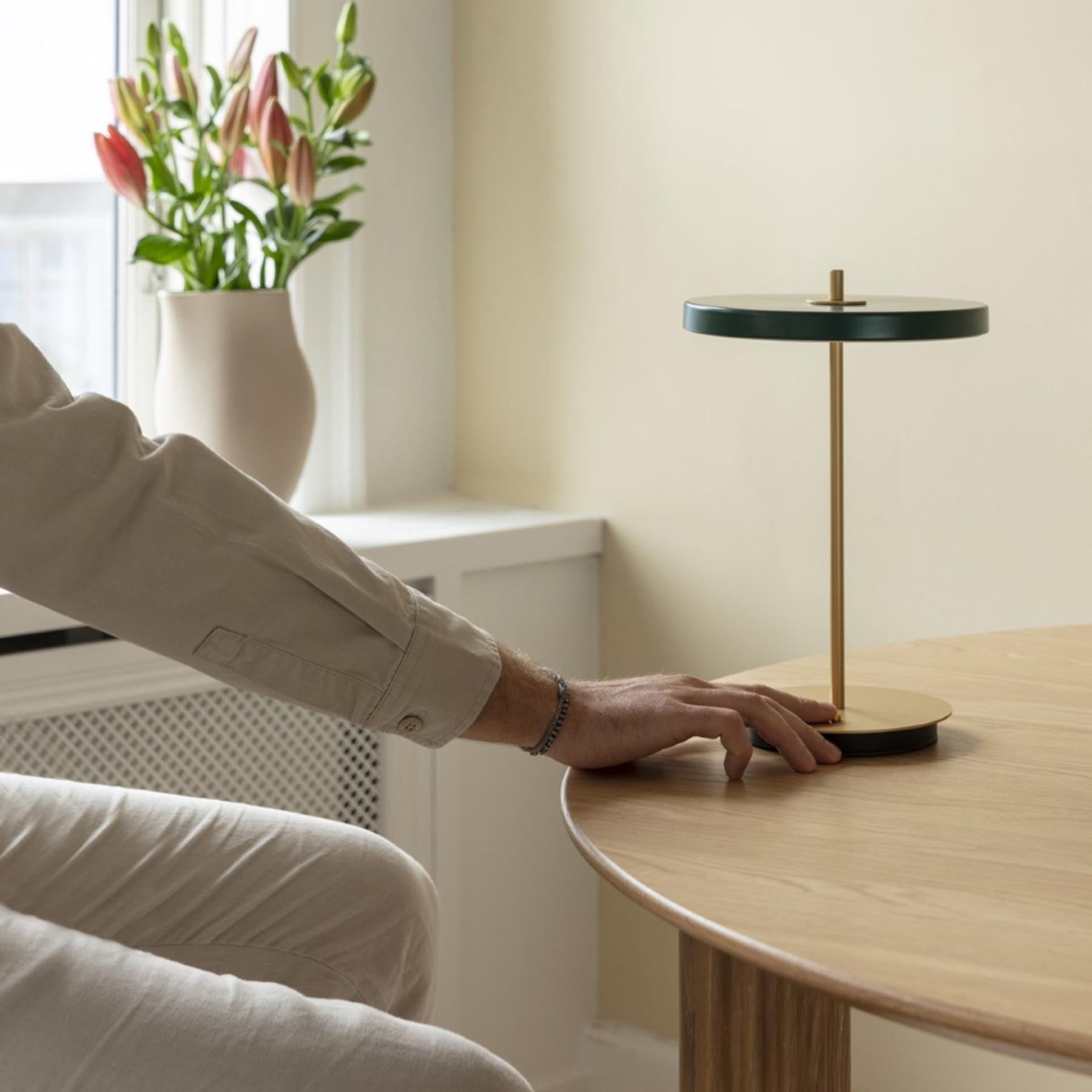 Stilvolle Asteria Move Tischleuchte in Forest Green, perfekt für akzentuierte Beleuchtung und zeitgemäße Einrichtung in Wohnräumen.