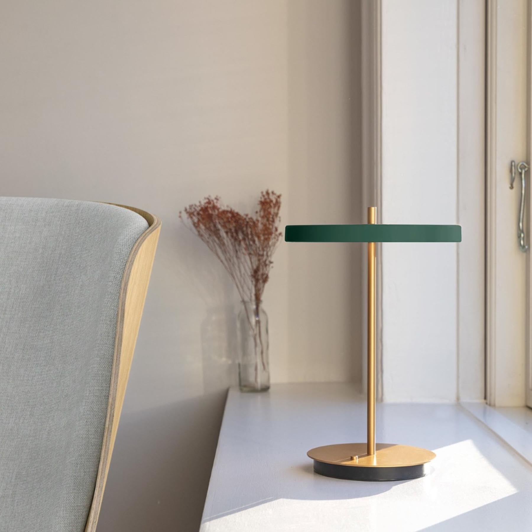 Moderne Asteria Move Tischleuchte in sattem Forest Green, perfekt für stilvolle Beleuchtung und kreative Raumgestaltung.
