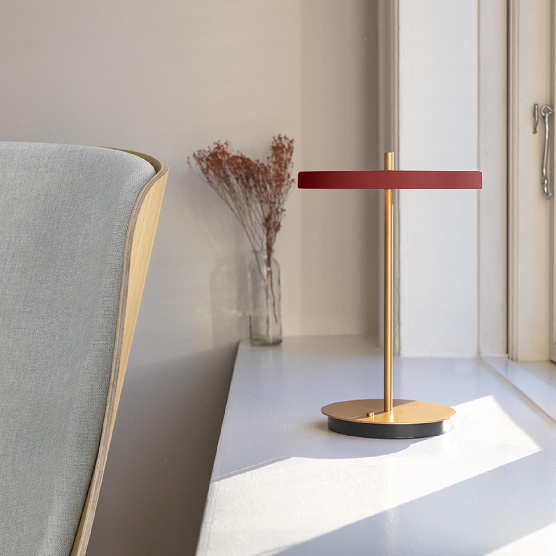 Elegante Asteria Move Tischleuchte in Ruby Red, ideal für stimmungsvolle Akzente in jedem Raum, von Umage.