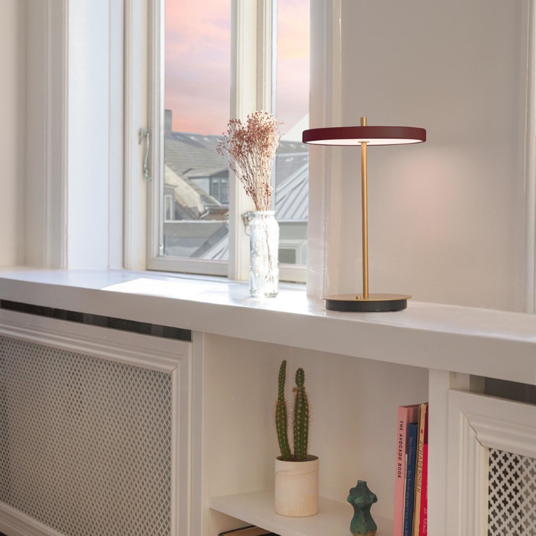 Stilvolle Asteria Move Tischleuchte in leuchtendem Ruby Red, perfekt für kreative Lichtgestaltung und zeitgemäße Wohnräume.