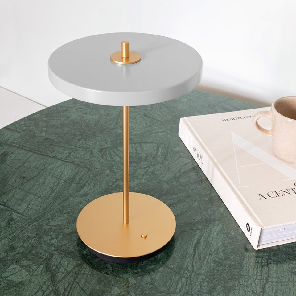 Elegante Asteria Move Tischleuchte von Umage in sanftem Mist, ideal für stimmungsvolle Beleuchtung in jedem Raum.