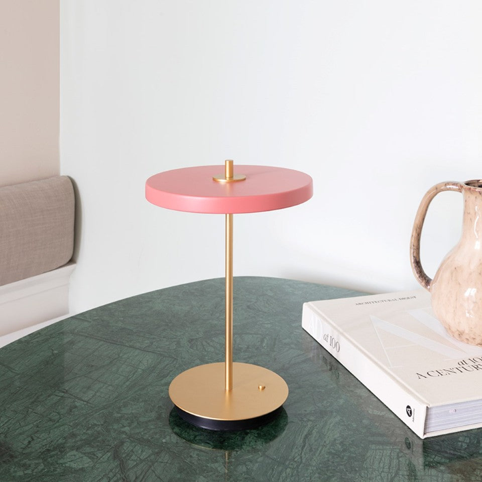 Moderne Asteria Move Tischleuchte in zartem Rosé, perfekt für stilvolle Beleuchtung und gemütliche Atmosphäre in Wohnräumen.