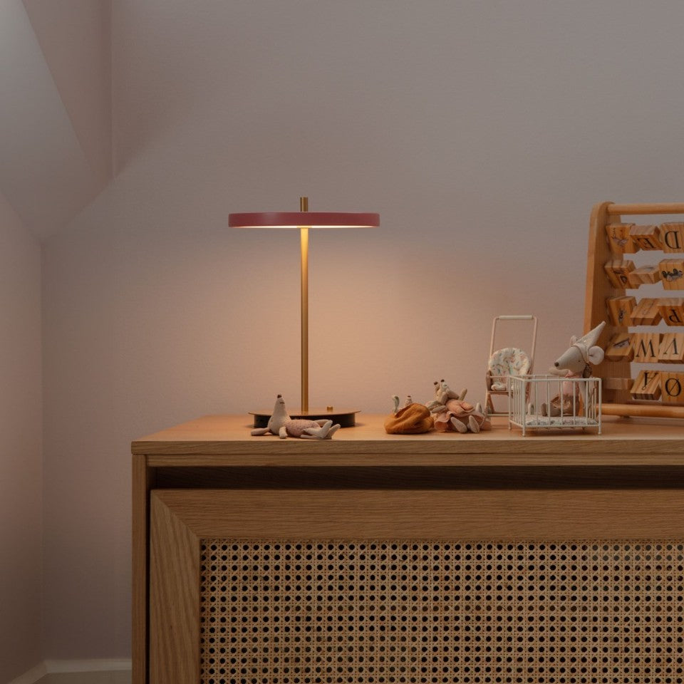Elegante Asteria Move Tischleuchte in sanftem Rosé, ideal für stilvolle Akzente und eine einladende Atmosphäre in jedem Raum.