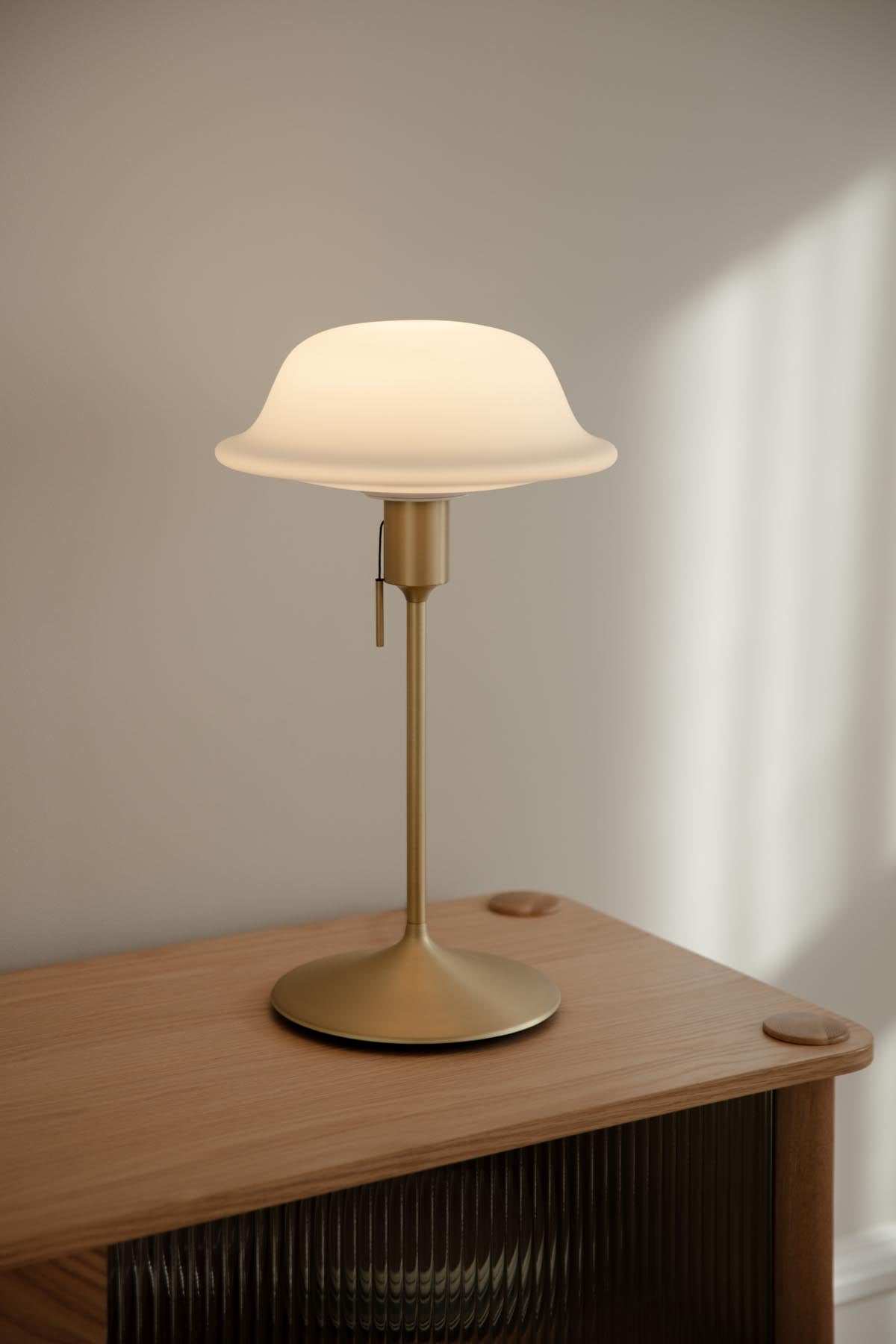 Elegante Butler Tisch- und Stehleuchte von Umage, die mit ihrem zeitgemäßen Look und warmem Licht eine gemütliche Atmosphäre schafft.