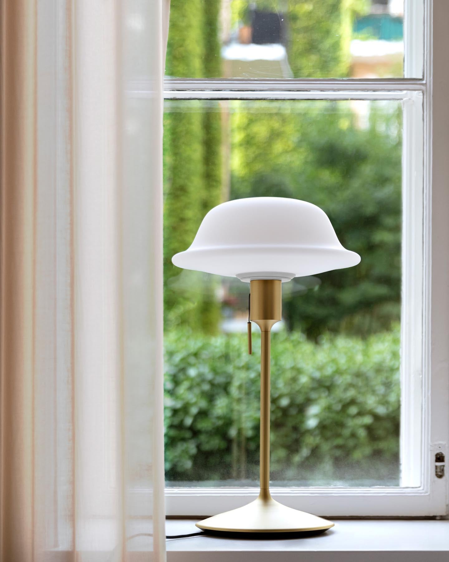 Elegante Butler Tisch- und Stehleuchte von Umage, die mit ihrem einzigartigen Lampenschirm und warmem Licht eine gemütliche Atmosphäre schafft.