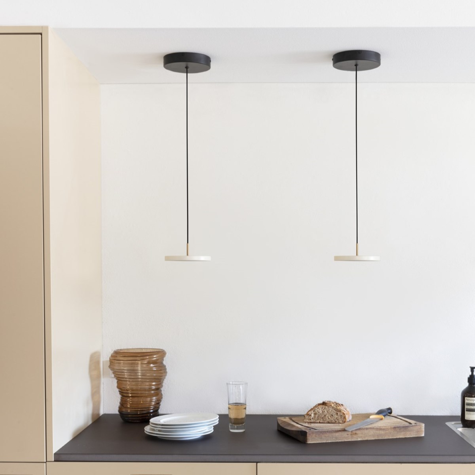 Asteria Micro Pendelleuchte in Pearl White präsentiert im Onlineshop von KAQTU Design AG. Pendelleuchte ist von Umage