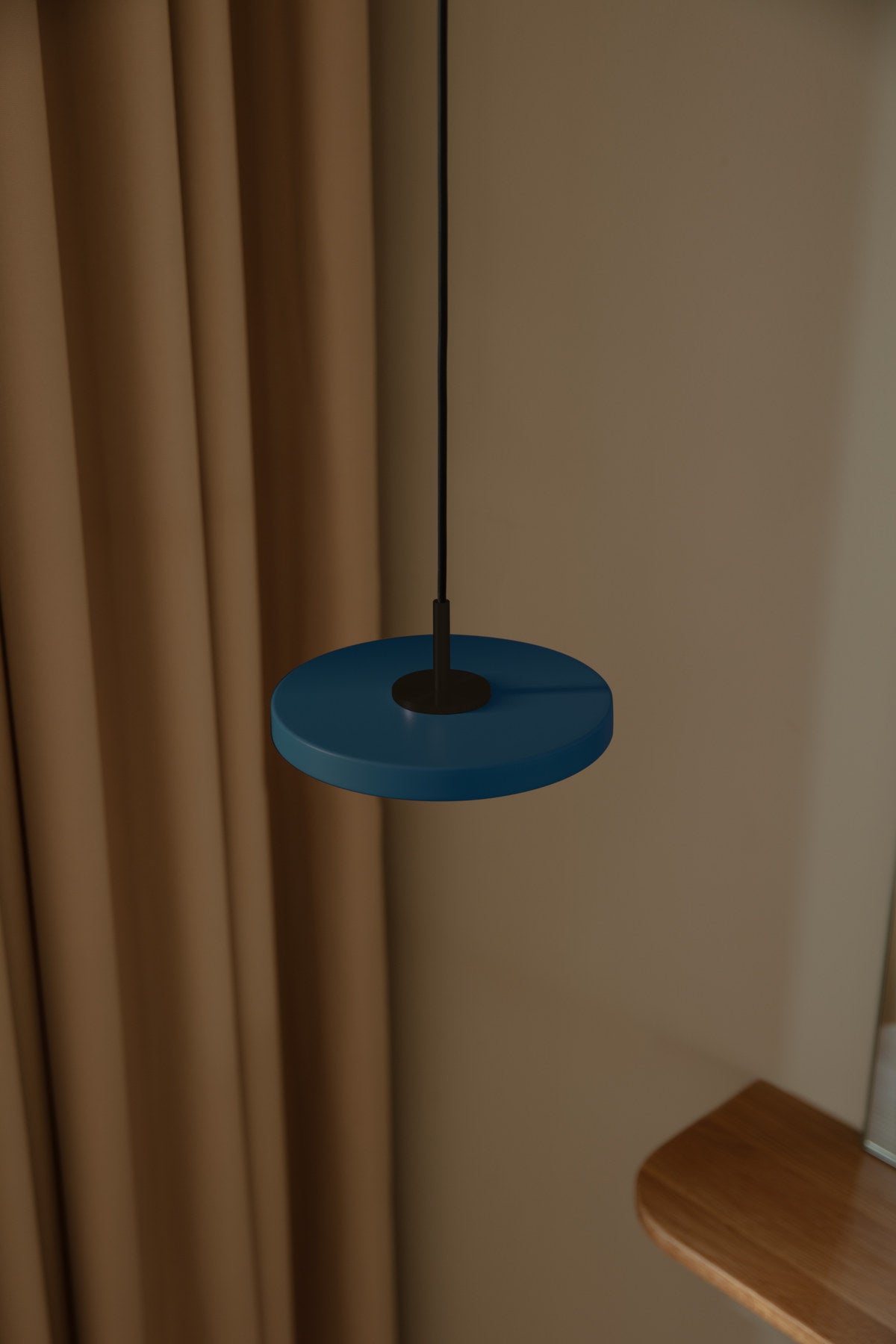 Asteria Micro Pendelleuchte in Petrol Blue präsentiert im Onlineshop von KAQTU Design AG. Pendelleuchte ist von Umage
