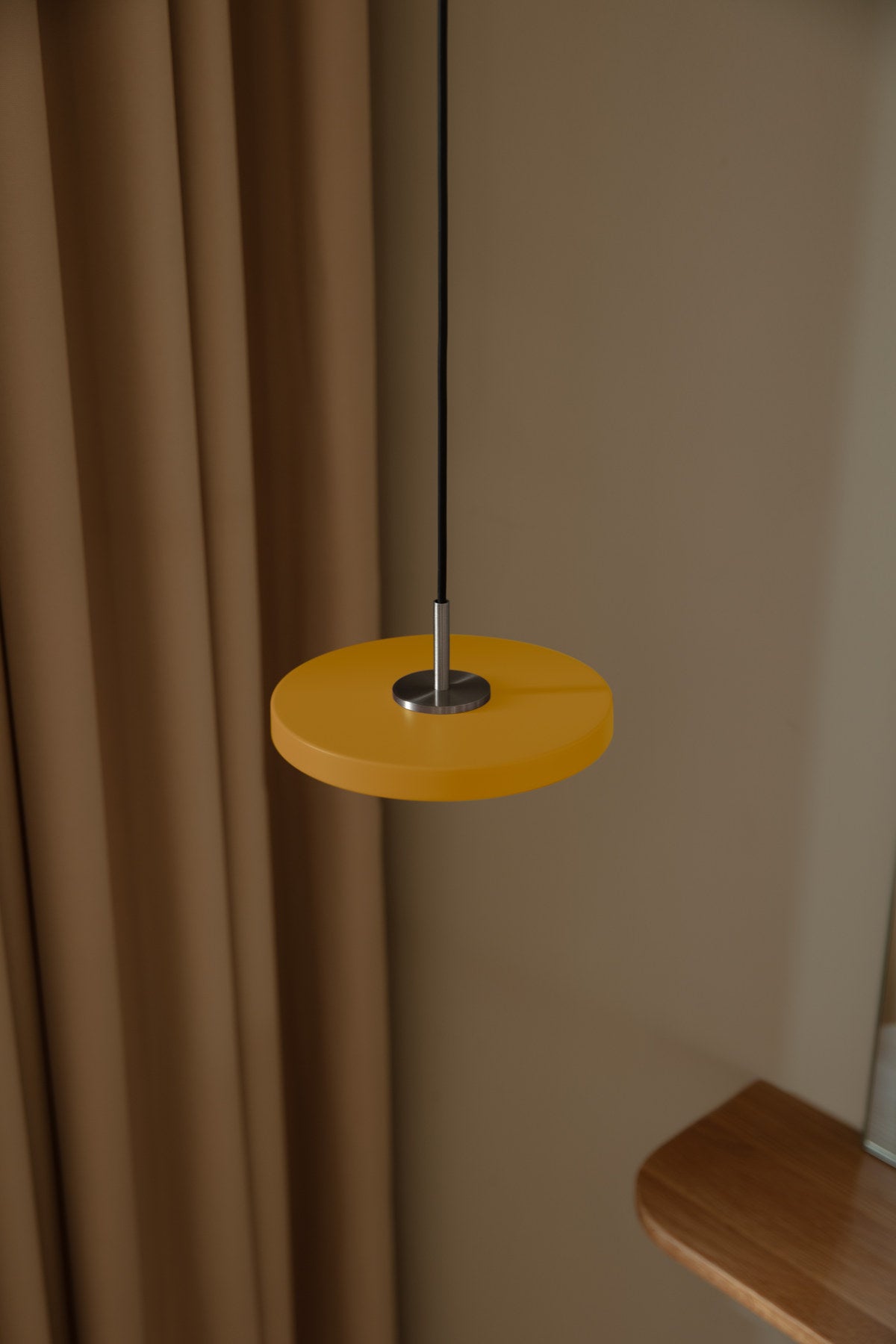 Asteria Micro Pendelleuchte in Saffron Yellow präsentiert im Onlineshop von KAQTU Design AG. Pendelleuchte ist von Umage