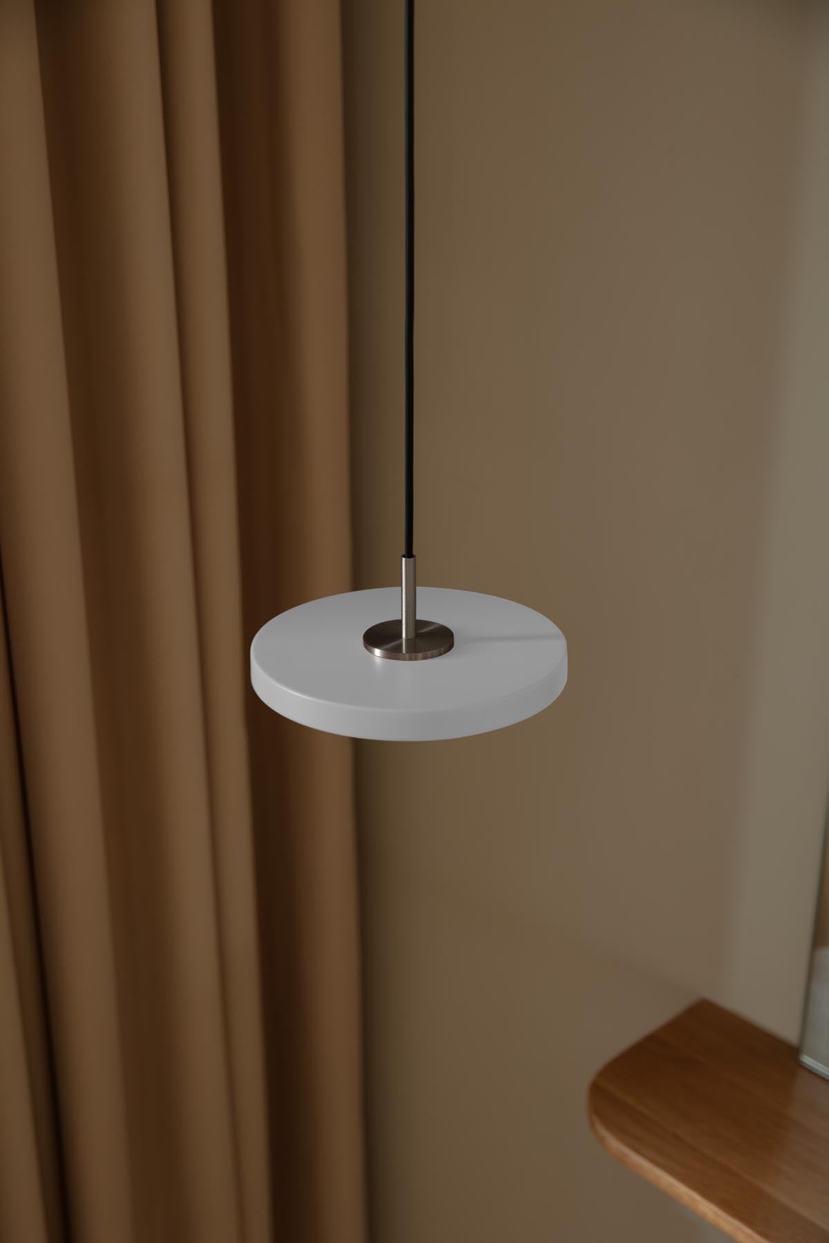 Moderne Asteria Micro Pendelleuchte in zartem Mist, perfekt für stilvolle Akzente und gemütliche Atmosphäre in jedem Raum.