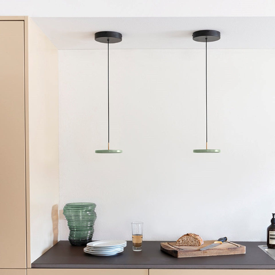 Asteria Micro Pendelleuchte in Nuance Olive präsentiert im Onlineshop von KAQTU Design AG. Pendelleuchte ist von Umage