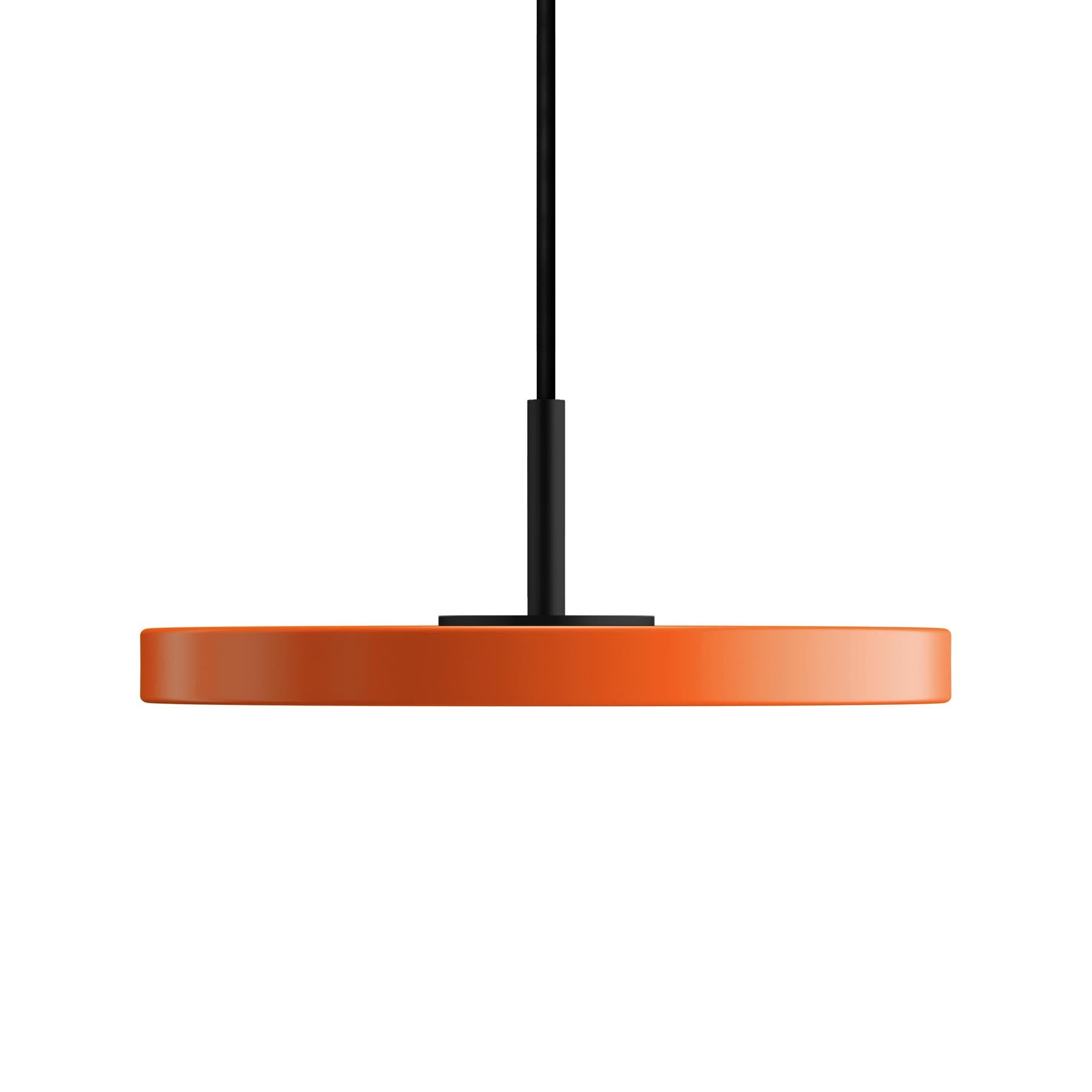 Moderne Asteria Micro Pendelleuchte in leuchtendem Orange, perfekt für stilvolle Beleuchtung und einladende Akzente in Wohnräumen.
