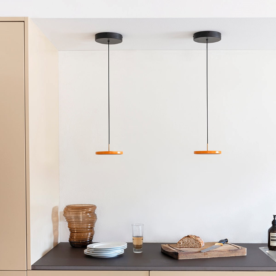 Asteria Micro Pendelleuchte in Nuance Orange präsentiert im Onlineshop von KAQTU Design AG. Pendelleuchte ist von Umage