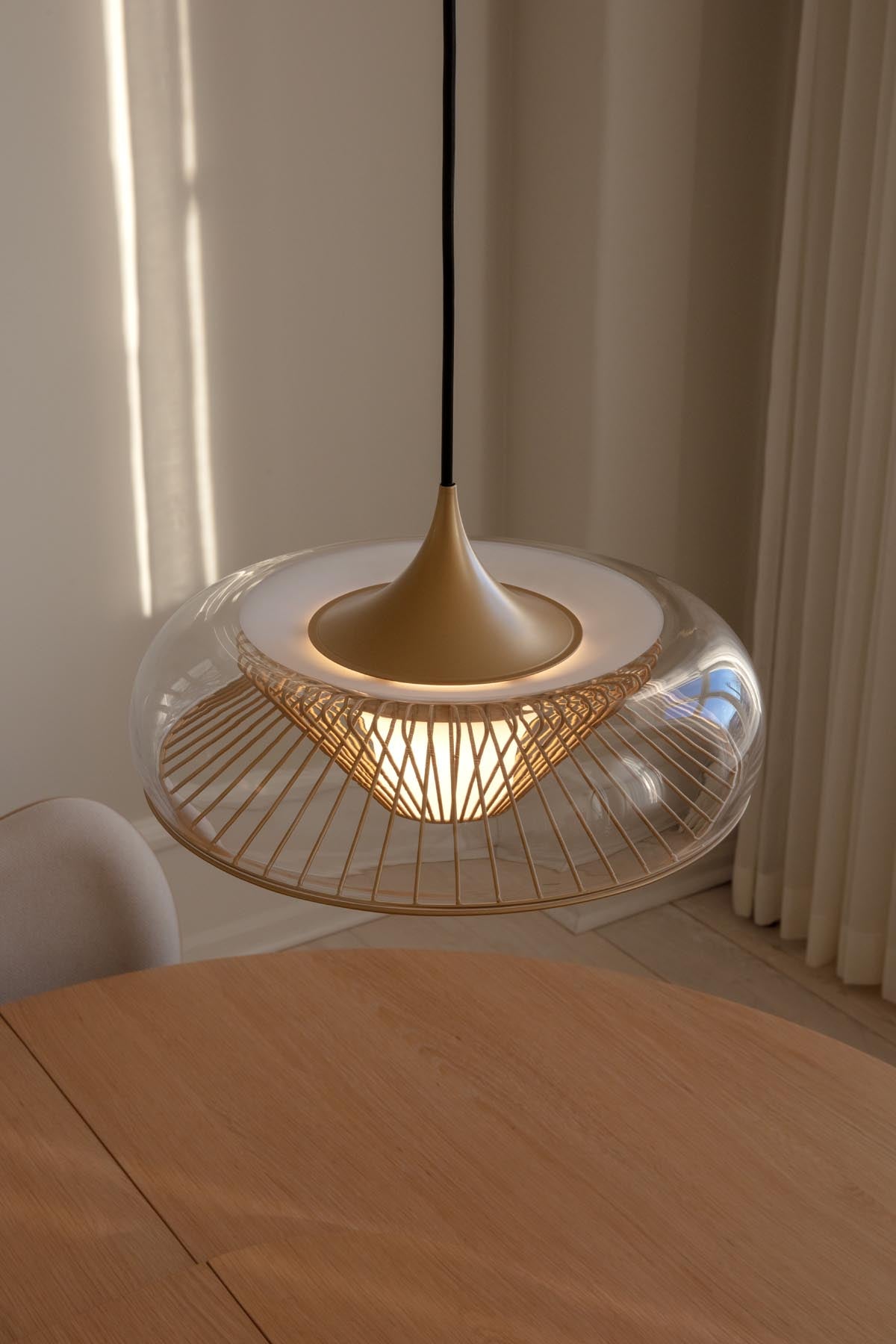 Eleganter Chordis Lampenschirm von Umage aus edlem Messing, ideal für eine warme und einladende Beleuchtung in Ihrem Zuhause.