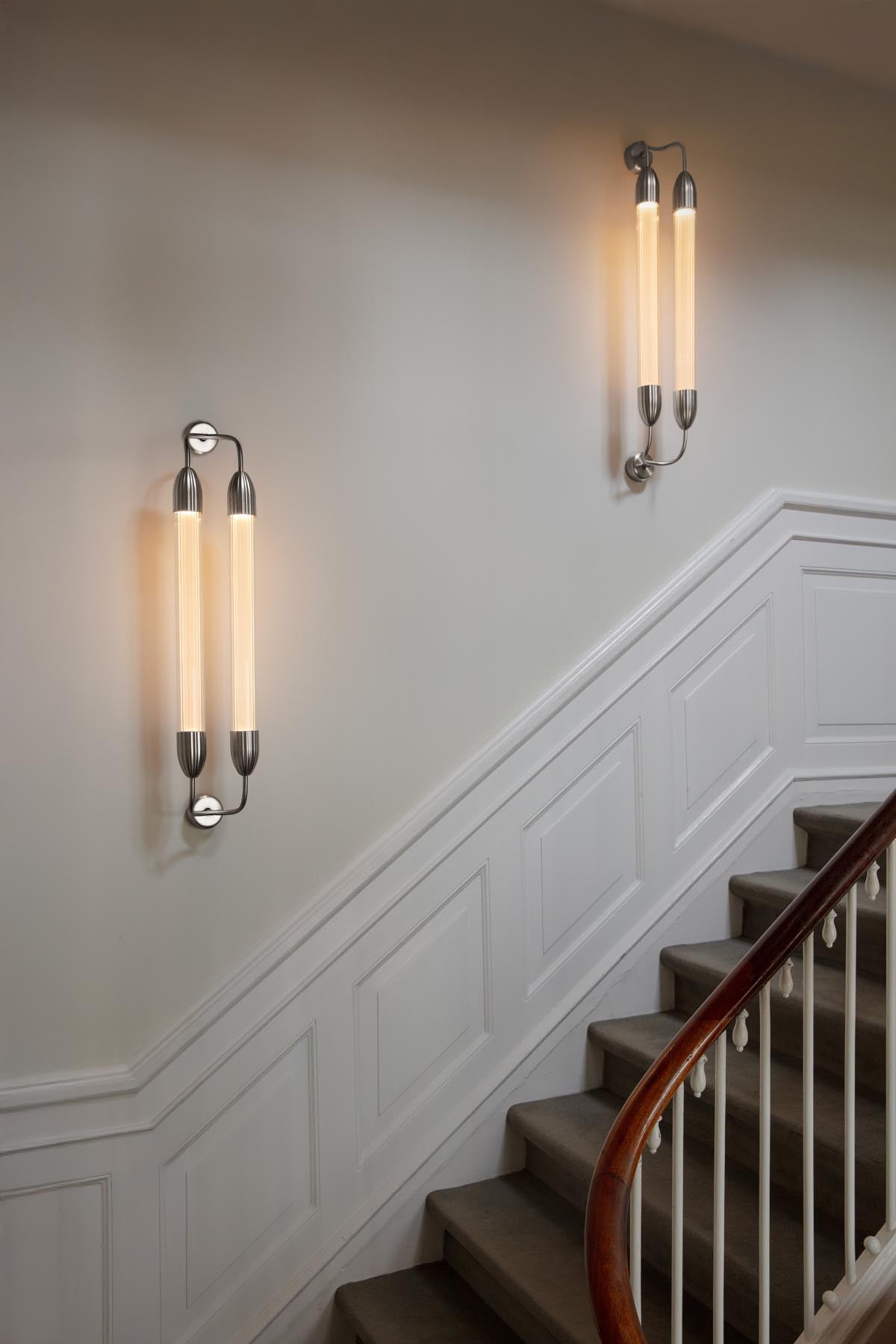 Moderne Lemon Squeeze Double Wandleuchte aus poliertem Stahl, ideal für stilvolle Akzente in jedem Raum.