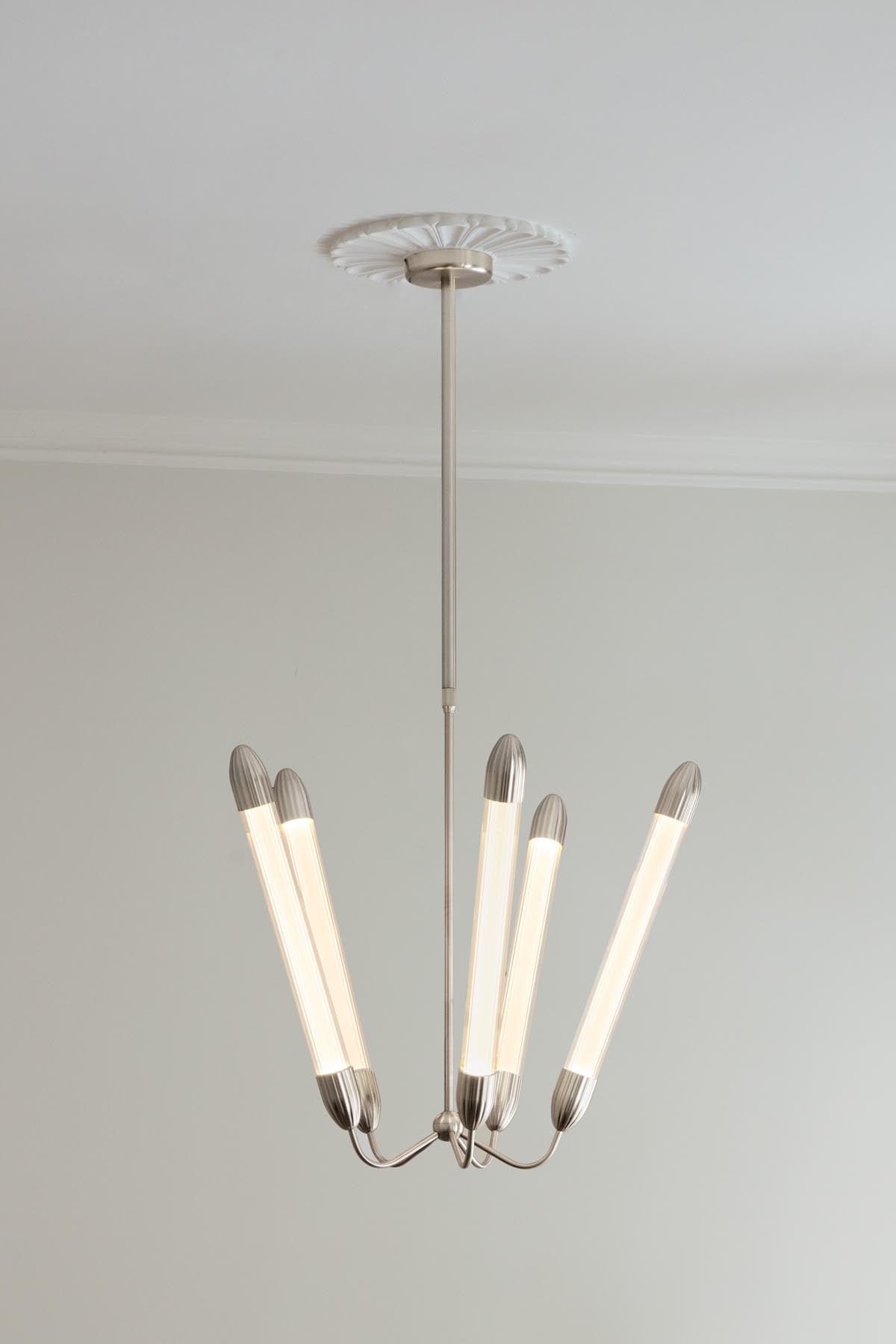 Moderne Lemon Squeeze Double Wandleuchte aus poliertem Stahl, ideal für stilvolle Akzente in jedem Raum.