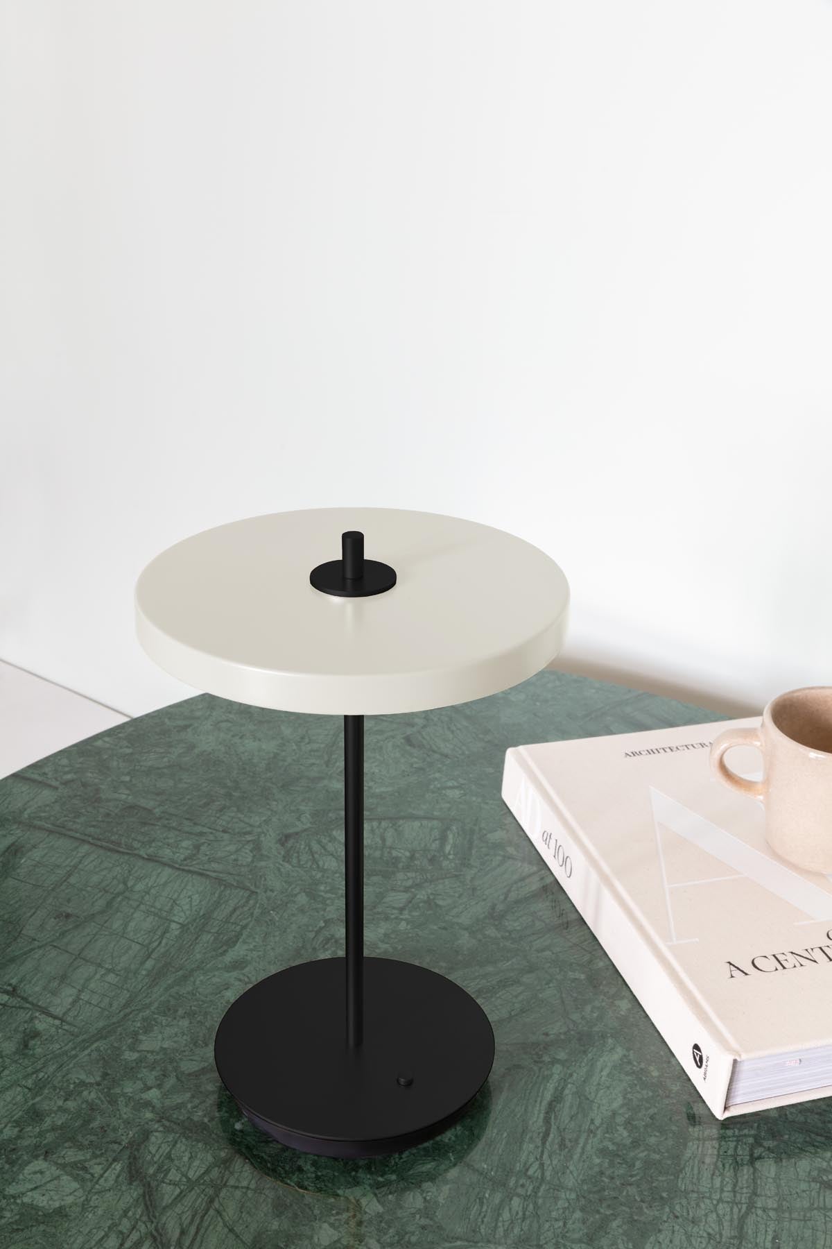 Elegante Asteria Tischleuchte in Pearl White mit schwarzem Fuß, ideal für stilvolle Akzente in jedem Raum.