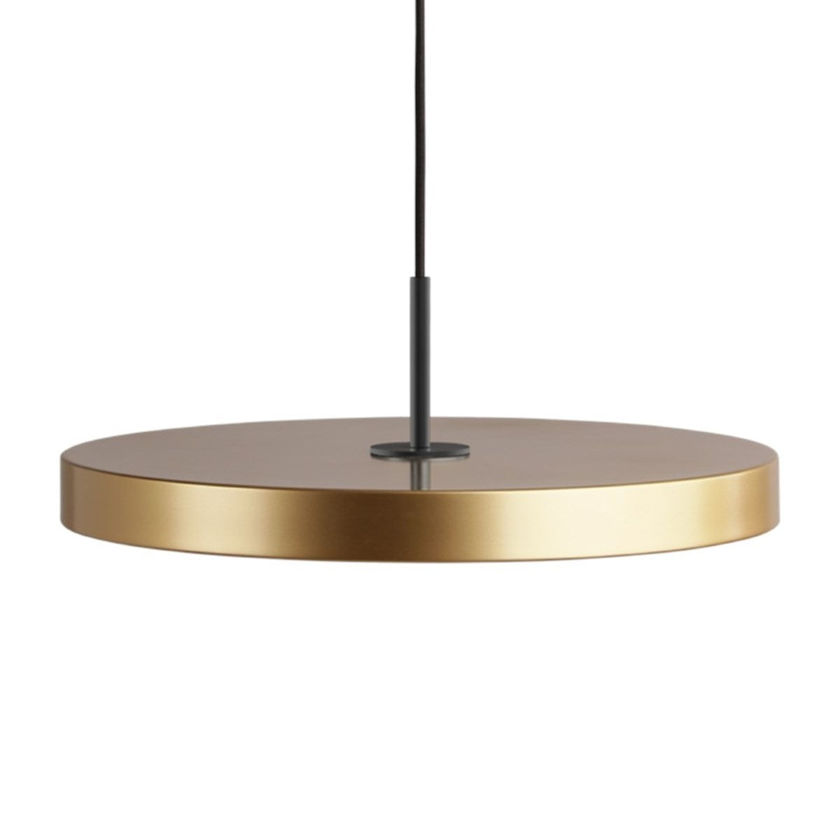 Stilvolle Asteria Plus Medium Pendellampe von Umage, gefertigt aus edlem Messing, perfekt für zeitgemäße Innenräume und gemütliche Lichtakzente.