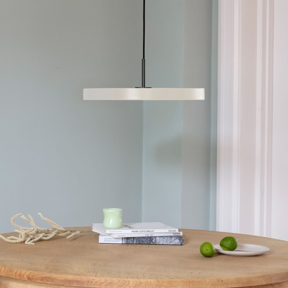 Asteria Plus Medium Pendellampe in Pearl White präsentiert im Onlineshop von KAQTU Design AG. Pendelleuchte ist von Umage