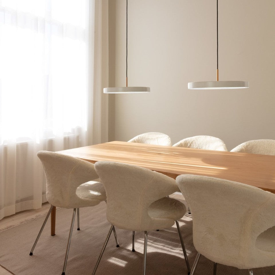 Asteria Plus Medium Pendellampe in Pearl White präsentiert im Onlineshop von KAQTU Design AG. Pendelleuchte ist von Umage