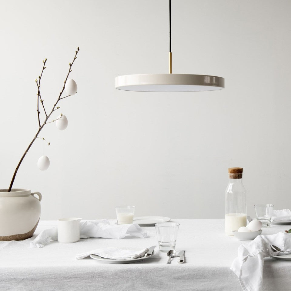 Asteria Plus Medium Pendellampe in Pearl White präsentiert im Onlineshop von KAQTU Design AG. Pendelleuchte ist von Umage