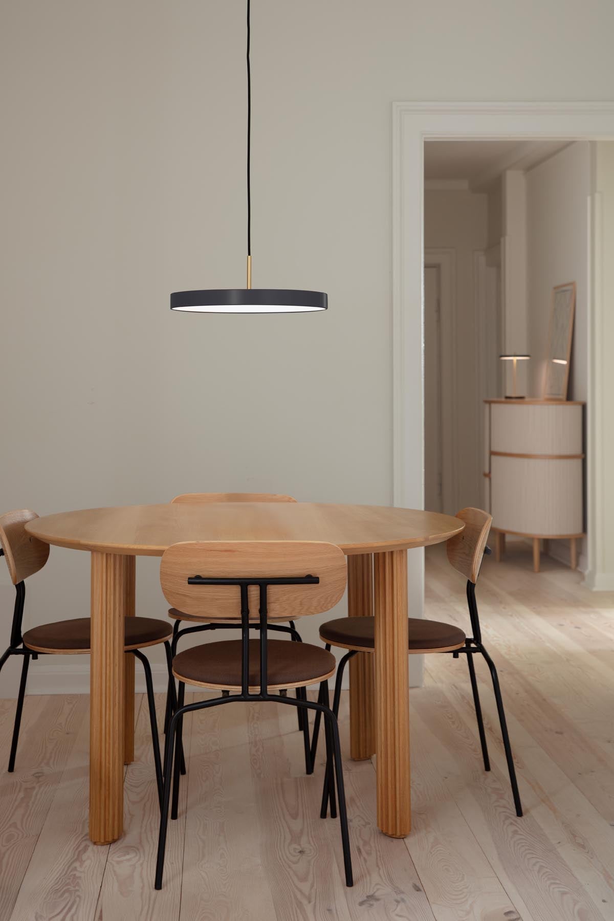 Elegante Asteria Plus Medium Pendellampe in strahlendem Saffron Yellow, ideal für moderne Wohnräume und gemütliche Lichtakzente.