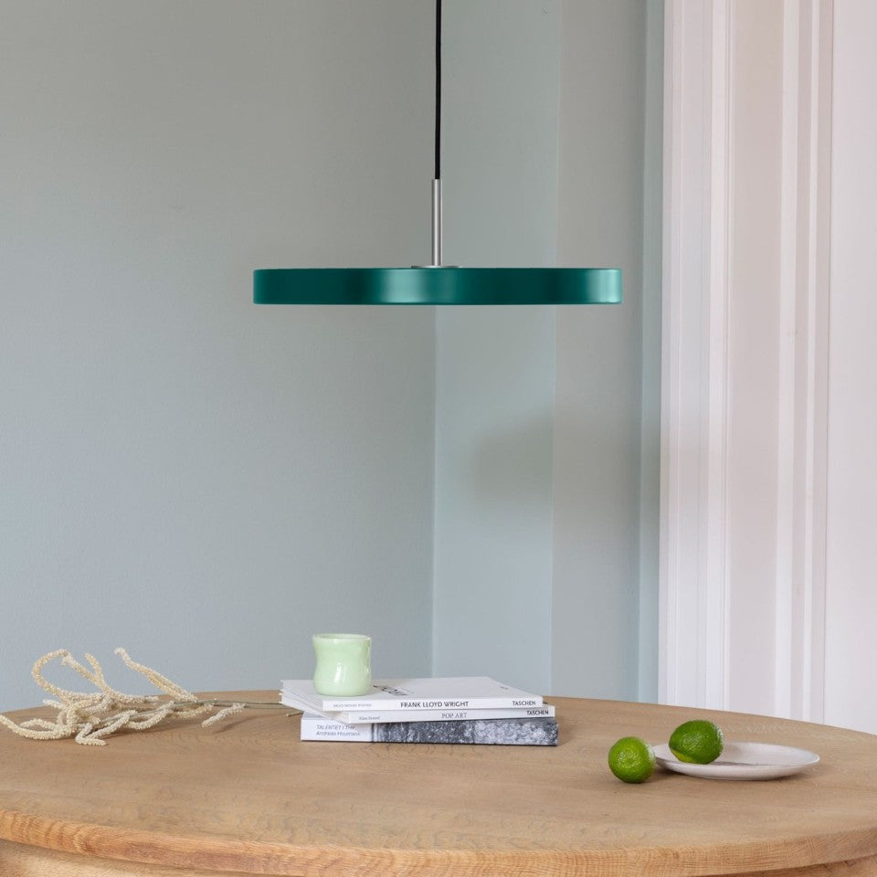 Stilvolle Asteria Plus Medium Pendellampe von Umage, gefertigt aus edlem Messing, perfekt für zeitgemäße Wohnräume und gemütliche Lichtakzente.
