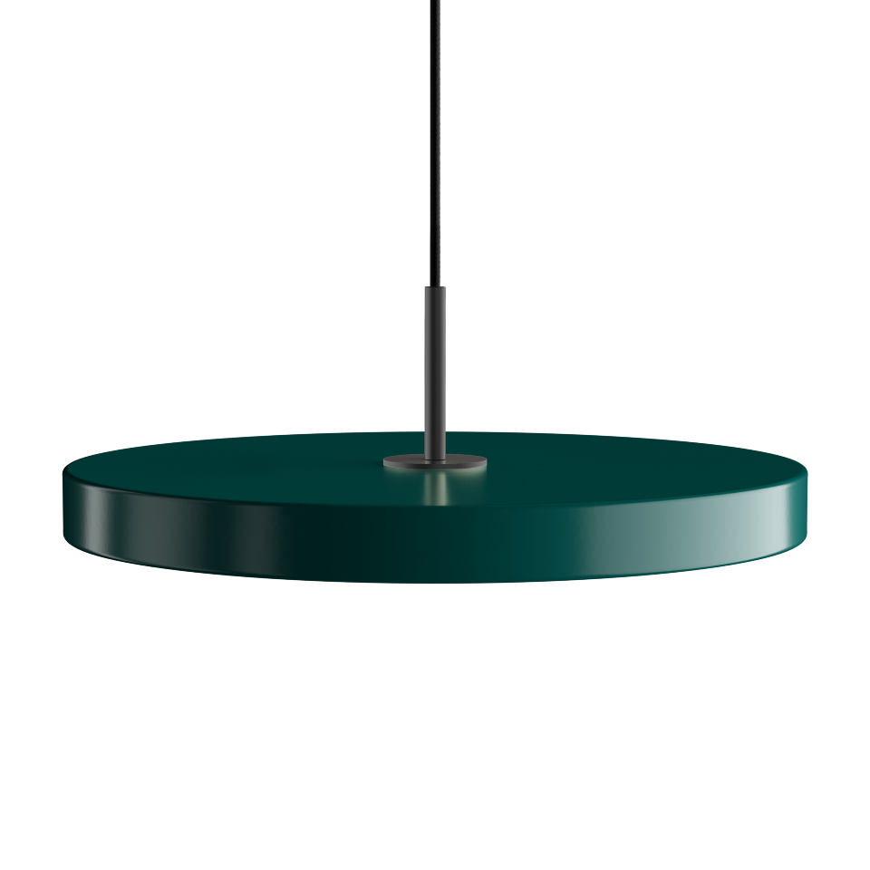 Elegante Asteria Plus Medium Pendellampe von Umage, aus hochwertigem Messing, ideal für moderne Innenräume und stimmungsvolle Beleuchtung.