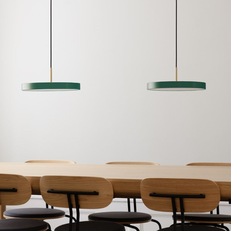 Moderne Asteria Plus Medium Pendellampe von Umage, gefertigt aus edlem Messing, perfektes Lichtdesign für zeitgemäße Wohnräume.