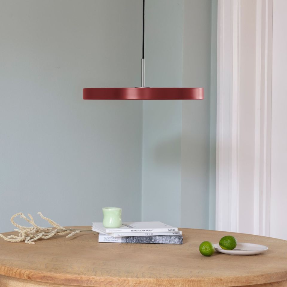 Elegante Asteria Plus Medium Pendellampe von Umage, aus hochwertigem Messing, ideal für moderne Wohnräume und stimmungsvolle Beleuchtung.