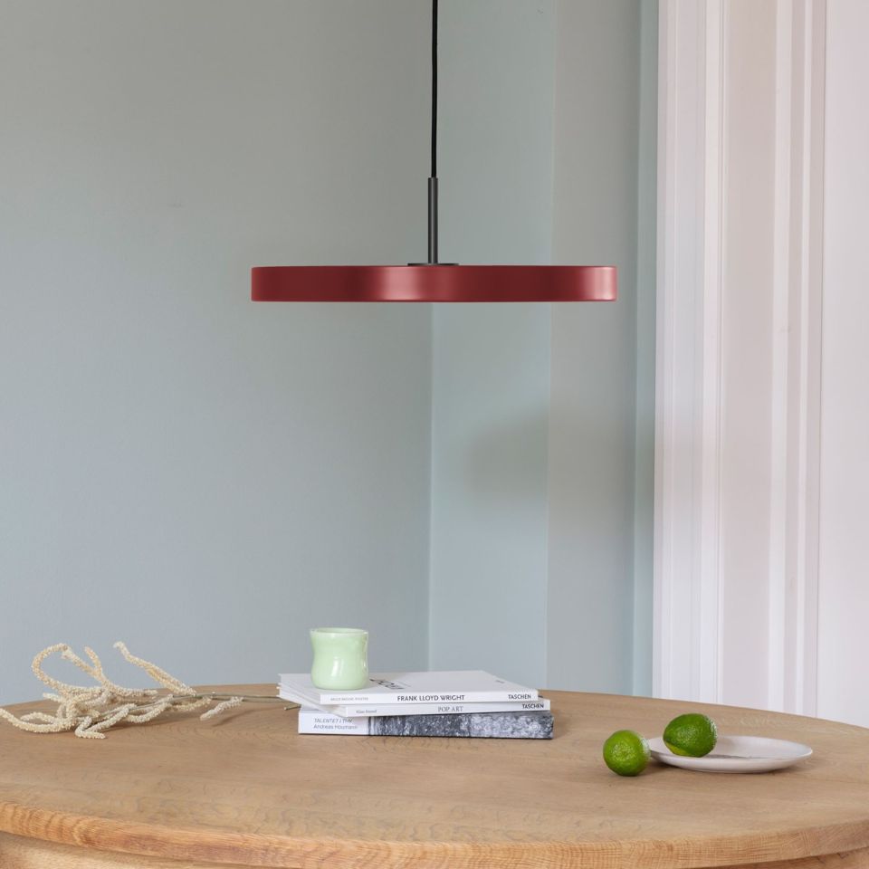 Elegante Asteria Plus Medium Pendellampe von Umage, aus hochwertigem Messing, ideal für moderne Wohnräume und stimmungsvolle Beleuchtung.