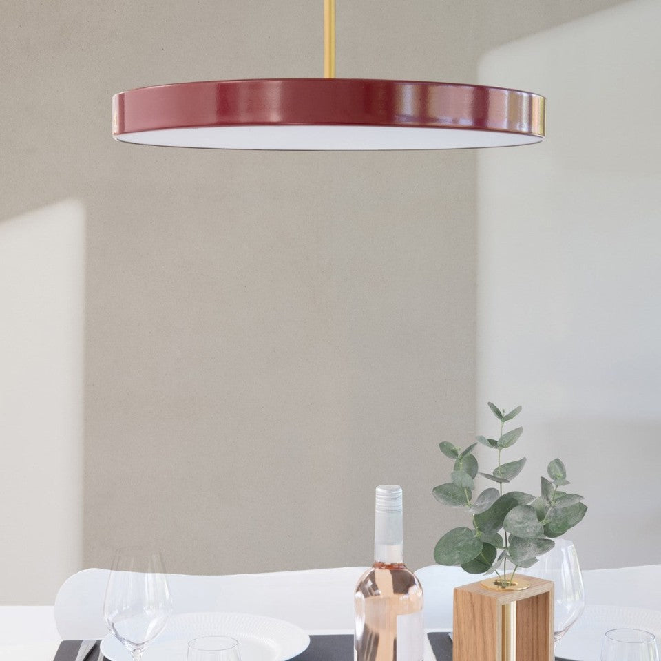 Elegante Asteria Plus Medium Pendellampe von Umage, aus hochwertigem Messing, ideal für moderne Wohnräume und stimmungsvolle Beleuchtung.