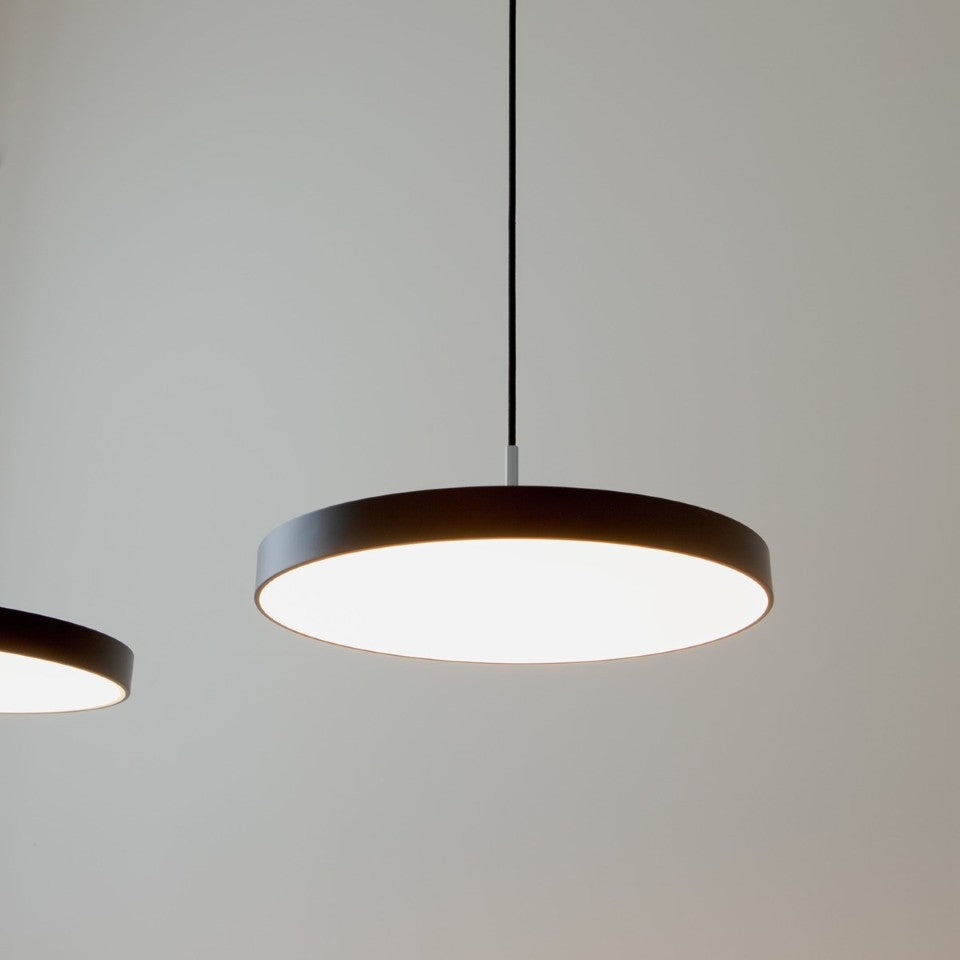Asteria Plus Medium Pendellampe in Black präsentiert im Onlineshop von KAQTU Design AG. Pendelleuchte ist von Umage