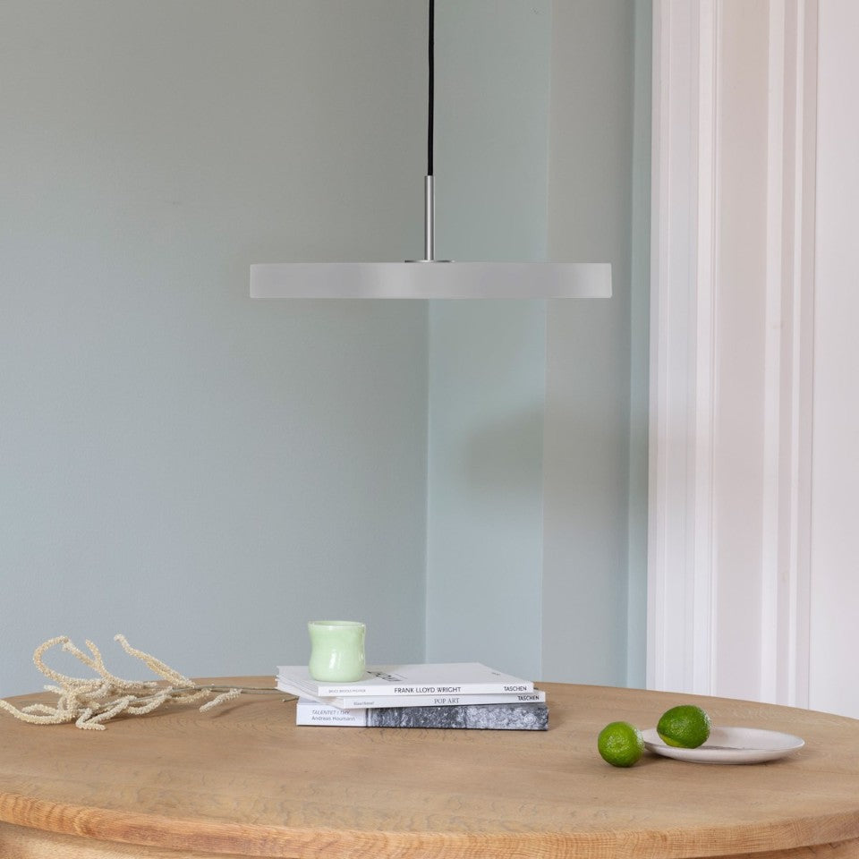 Elegante Asteria Plus Medium Pendellampe von Umage, aus hochwertigem Messing, ideal für moderne Wohnräume und stimmungsvolle Beleuchtung.