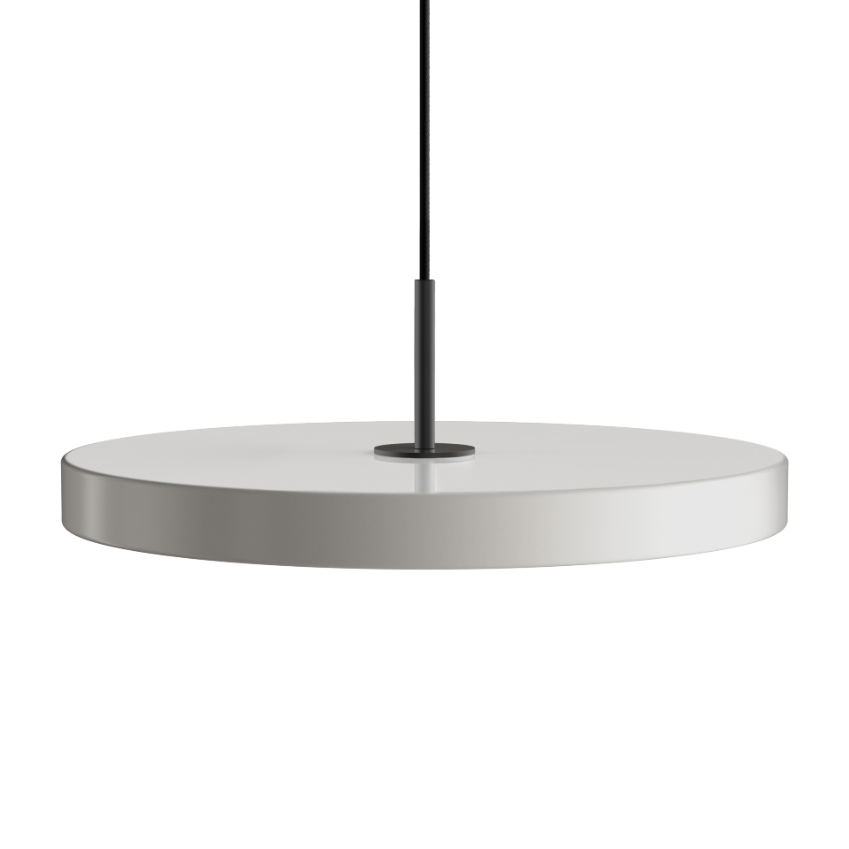Stilvolle Asteria Plus Medium Pendellampe von Umage, gefertigt aus edlem Messing, perfekt für zeitgemäße Innenräume und gemütliche Lichtakzente.