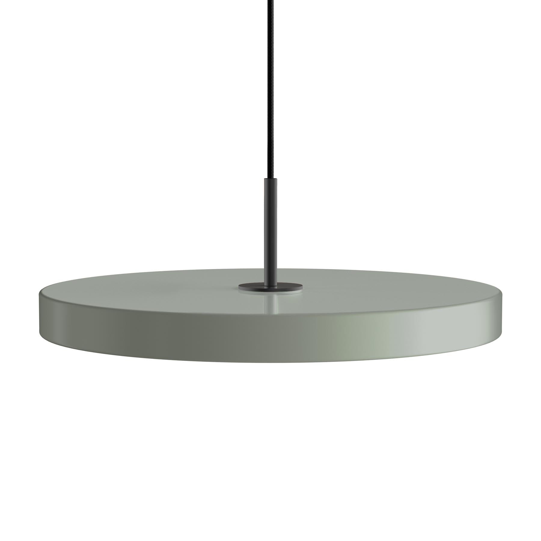 Elegante Asteria Plus Medium Pendellampe von Umage, aus hochwertigem Messing, ideal für modernes Wohndesign und stimmungsvolle Beleuchtung.