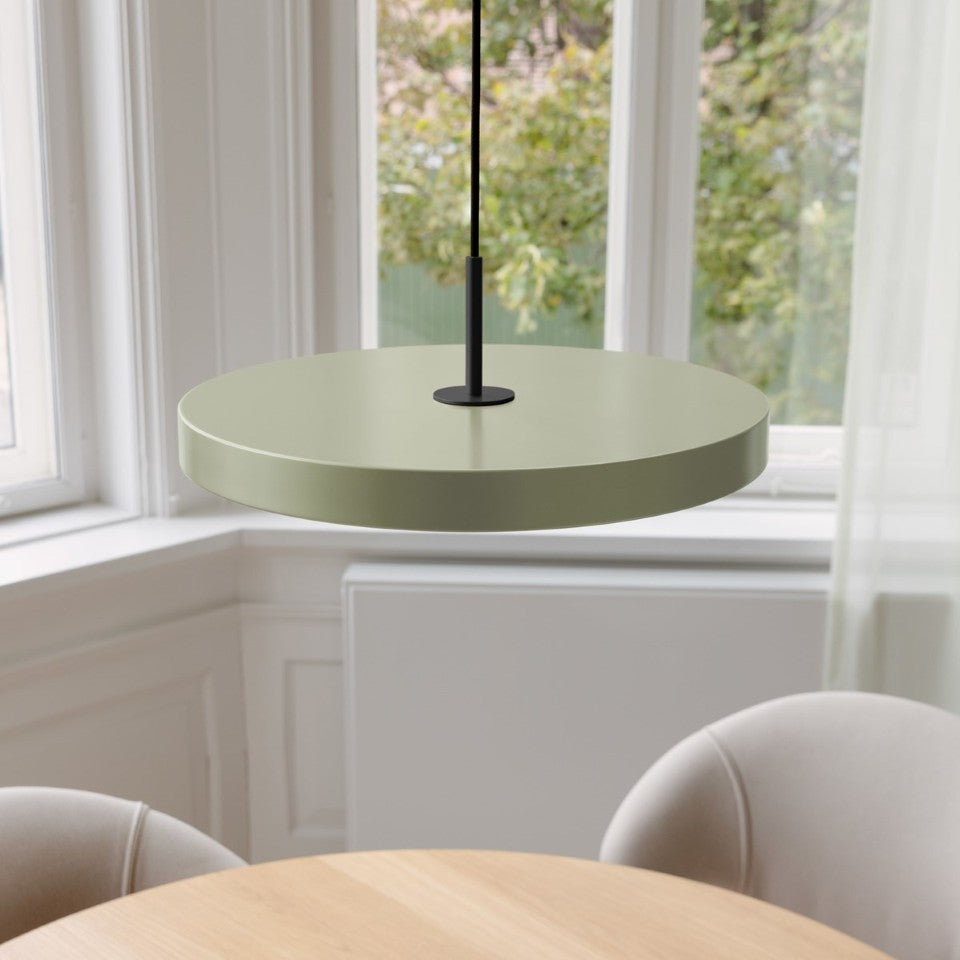 Stilvolle Asteria Plus Medium Pendellampe von Umage, gefertigt aus edlem Messing, perfekt für zeitgemäße Innenräume und gemütliche Lichtakzente.