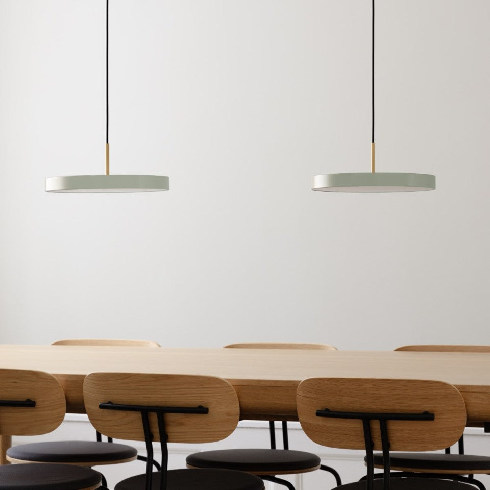 Elegante Asteria Plus Medium Pendellampe von Umage, aus hochwertigem Messing, ideal für modernes Wohndesign und stimmungsvolle Beleuchtung.