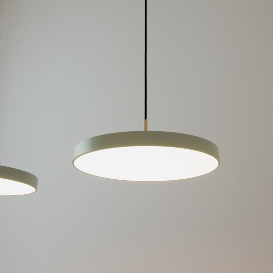 Stilvolle Asteria Plus Medium Pendellampe von Umage, gefertigt aus edlem Messing, perfekt für zeitgemäße Innenräume und gemütliche Lichtakzente.
