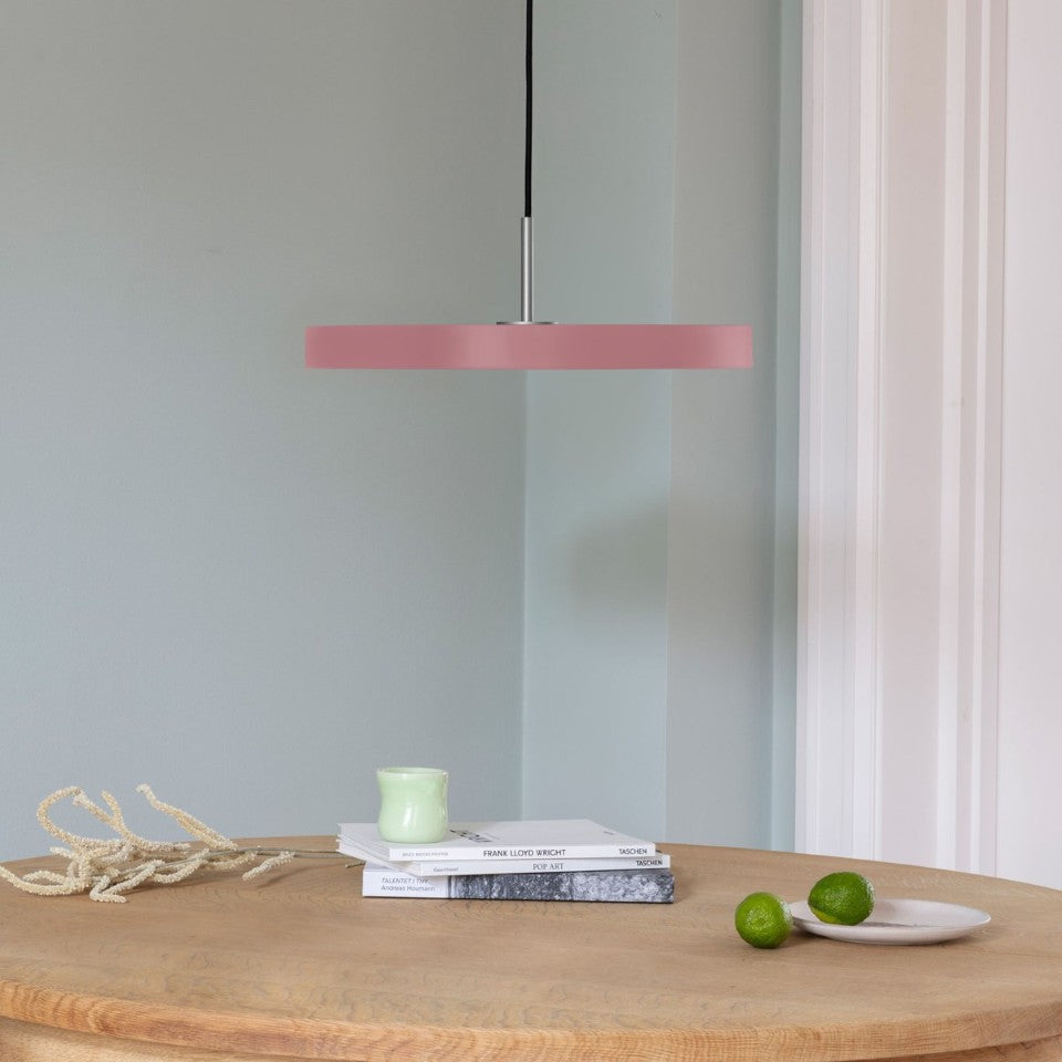 Stilvolle Asteria Plus Medium Pendellampe von Umage, gefertigt aus edlem Messing, perfekt für zeitgemäße Innenräume und gemütliche Atmosphäre.